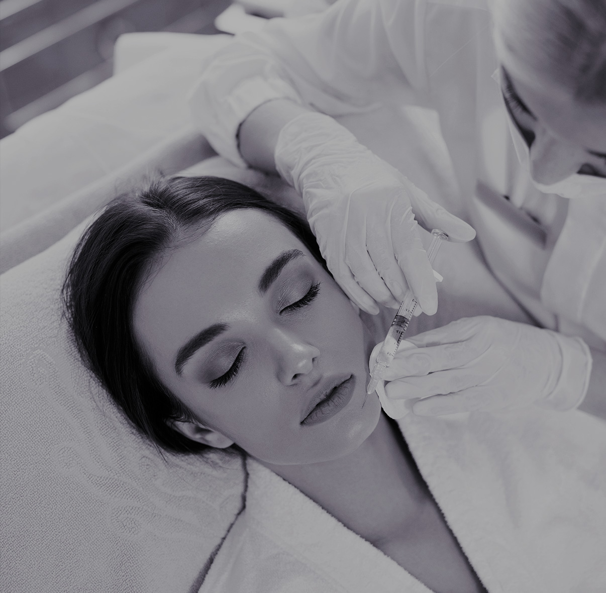 Injection d'acide hyaluronique menton - génioplastie médicale à Paris - Dr Liwarek